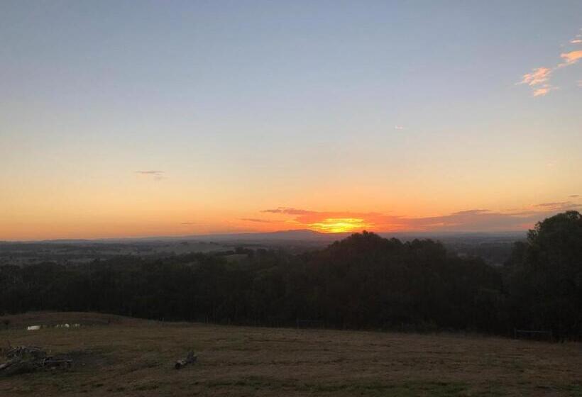 בית מלון כפרי Hilltop Tiny House By Tiny Away