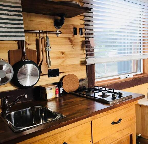 בית מלון כפרי Hilltop Tiny House By Tiny Away