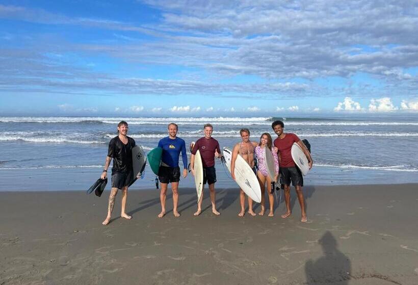 Общежитие Hermanos Perdidos Surf