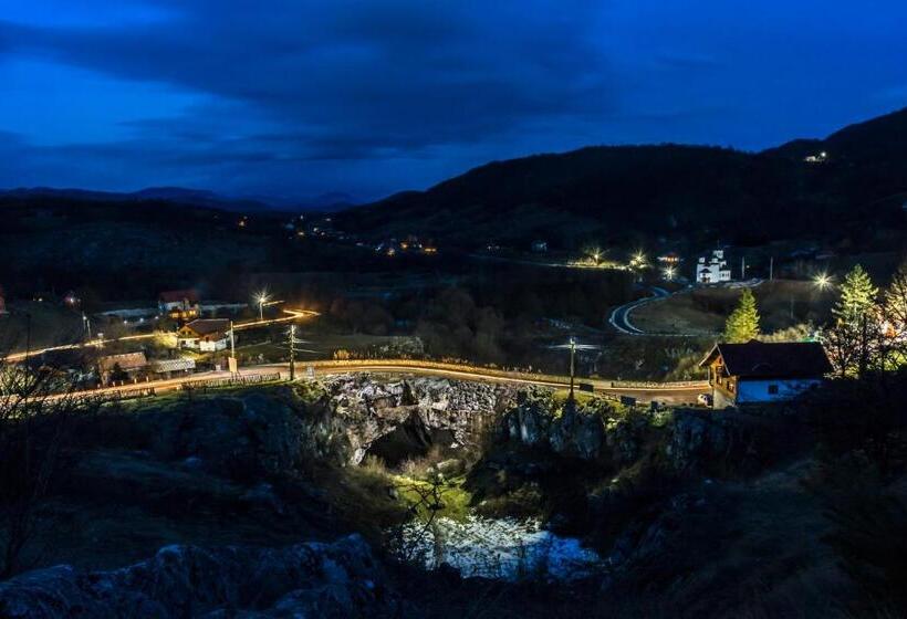 ペンション Conacu´ Boierului