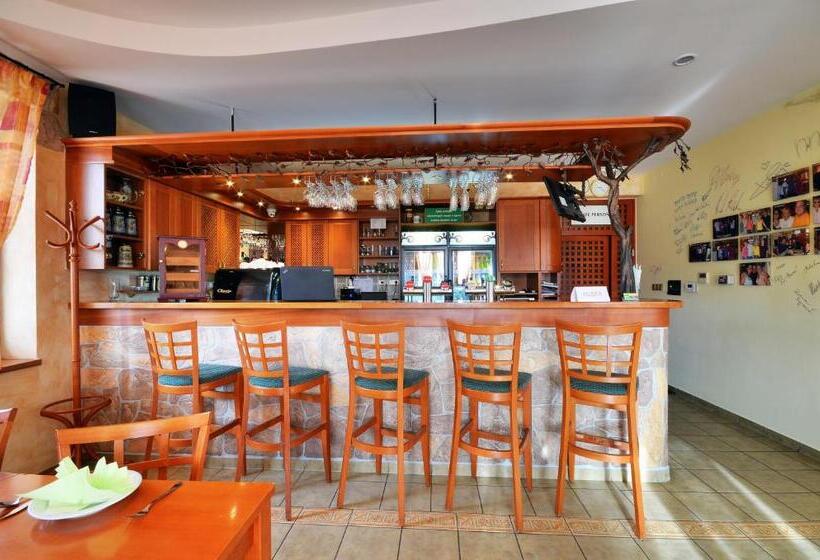 פנסיון Restaurace A Penzion Kamenec