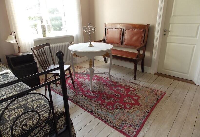 Пансион The Garden Hill