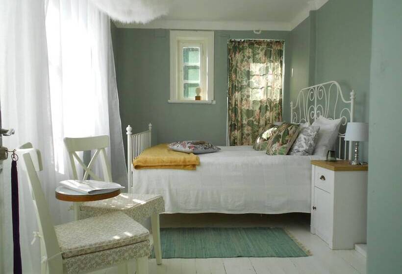 Пансион The Garden Hill