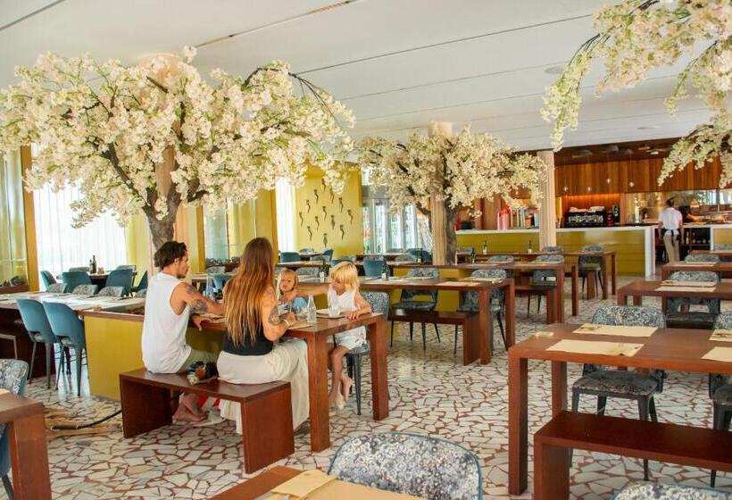 هتل Camping & Resort Sangulí Salou