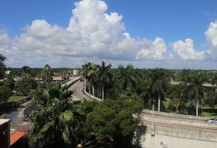 Отель On Hollywood Beach Affordable Two Bedrooms Sleeps 6 With Two Bathrooms