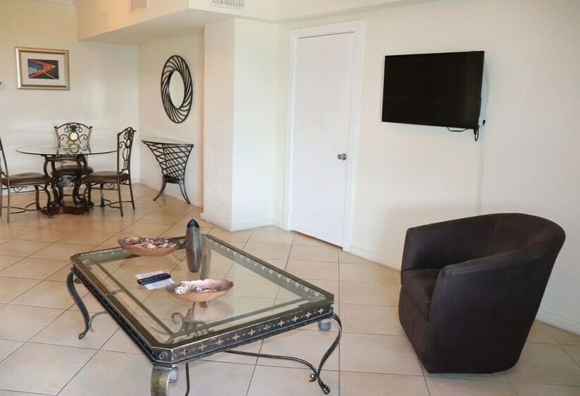 Отель On Hollywood Beach Affordable Two Bedrooms Sleeps 6 With Two Bathrooms