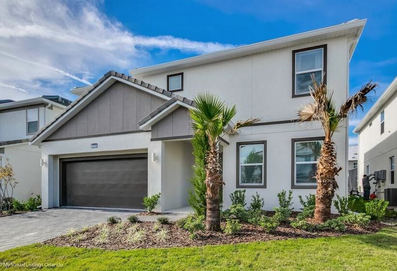 8 Bedroom 6 Bathroom Villa