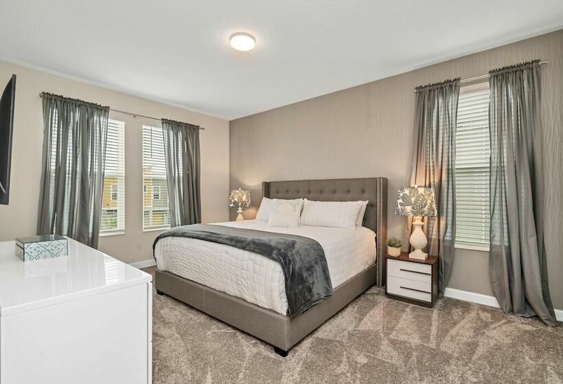 Edgy, Modern 6 Bed 5 Bath