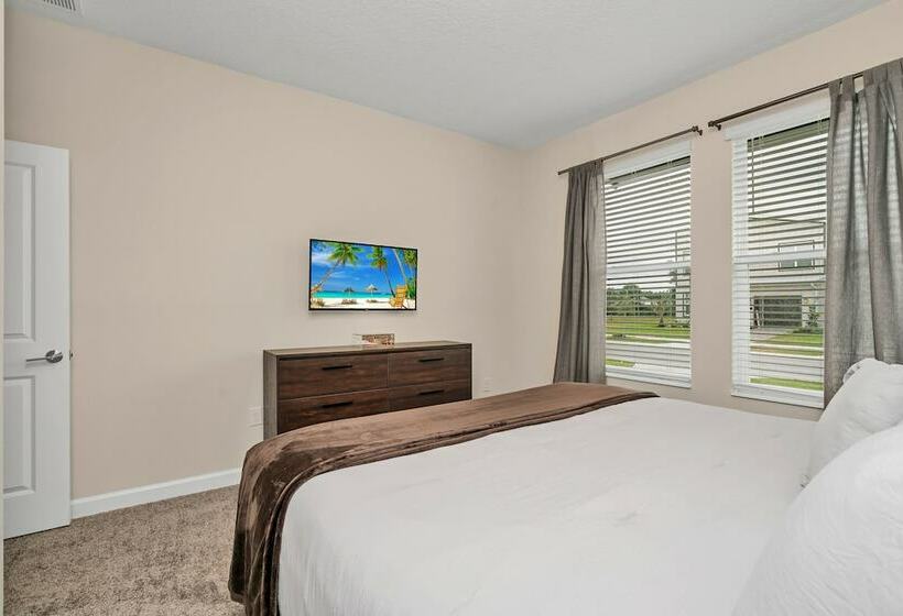 Edgy, Modern 6 Bed 5 Bath