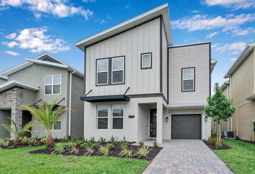 Edgy, Modern 6 Bed 5 Bath