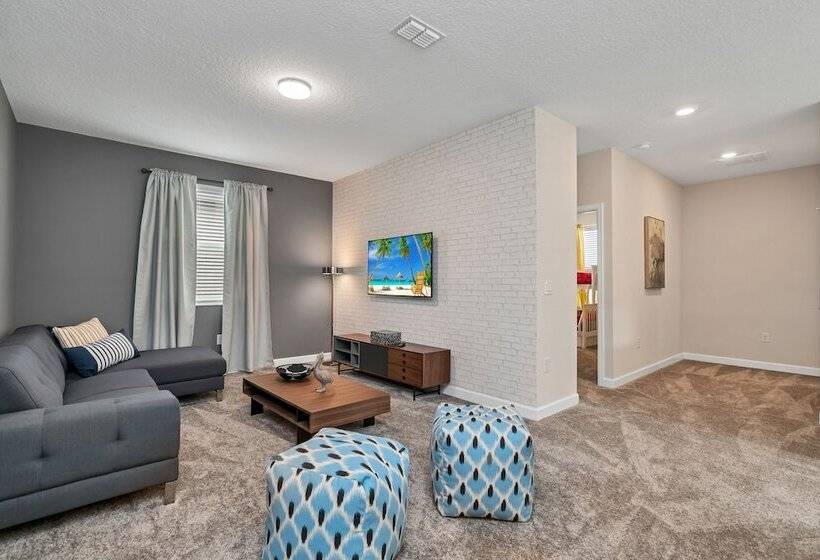 Edgy, Modern 6 Bed 5 Bath