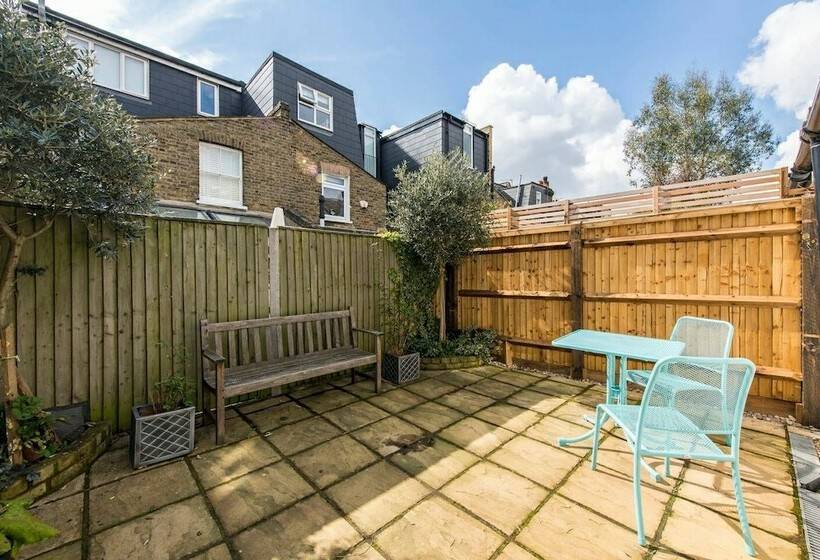 Fabulously British 3 Bed House Near Battersea Park