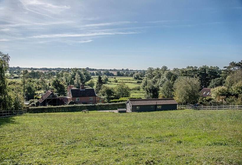 Hill Stables, Ufford