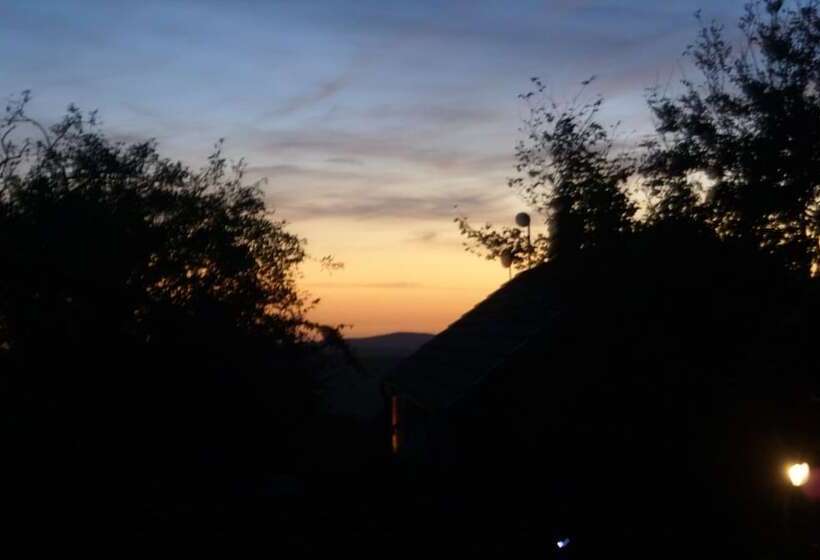 Inviting 2 Bed Cottage In Newcastle Emlyn