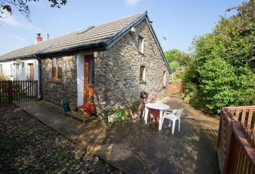 Inviting 2 Bed Cottage In Newcastle Emlyn