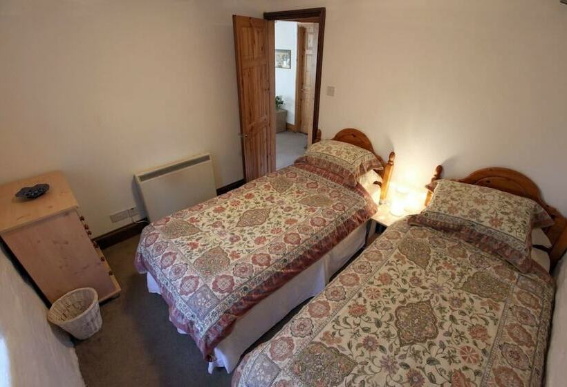 Inviting 2 Bed Cottage In Newcastle Emlyn