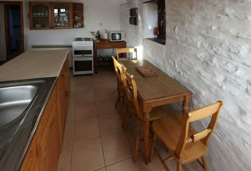 Inviting 2 Bed Cottage In Newcastle Emlyn