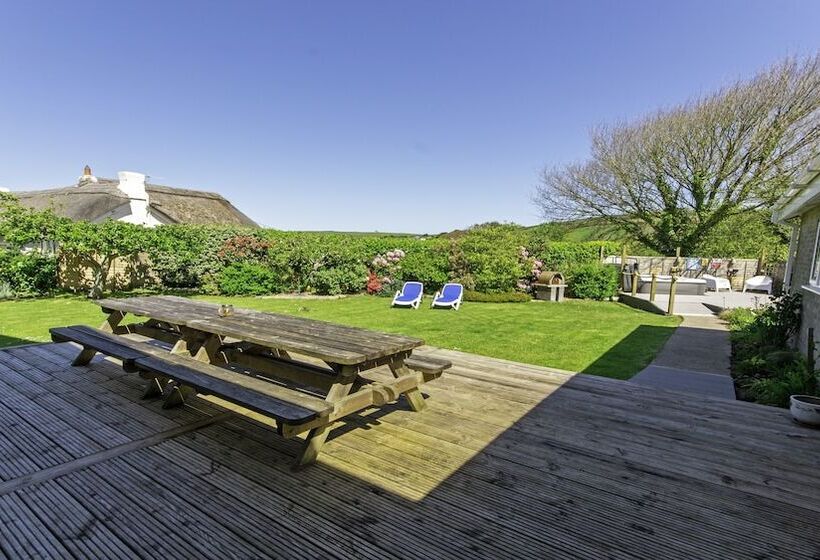 Ladywell Croyde 6 Bedrooms, Sleeps 12, Hot Tub