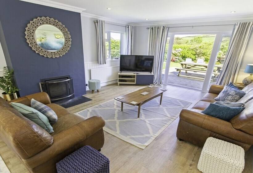 Ladywell Croyde 6 Bedrooms, Sleeps 12, Hot Tub