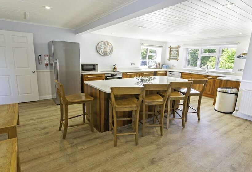 Ladywell Croyde 6 Bedrooms, Sleeps 12, Hot Tub