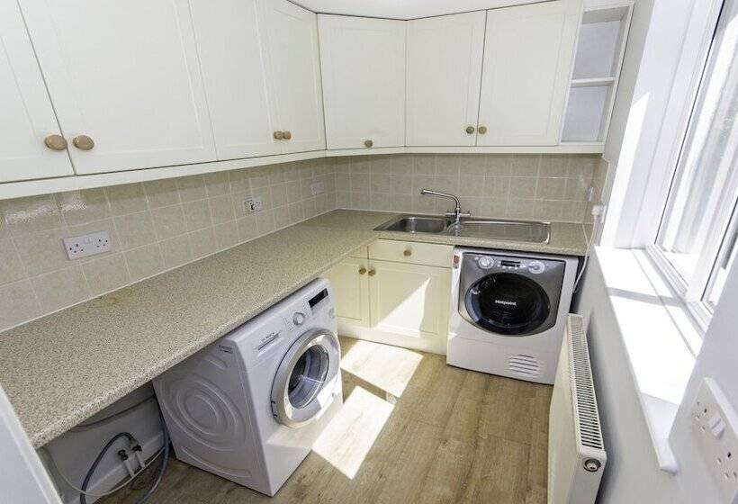 Ladywell Croyde 6 Bedrooms, Sleeps 12, Hot Tub