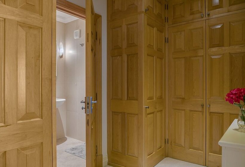 Luxury 5 Bedroom Villa With Parking And Ac