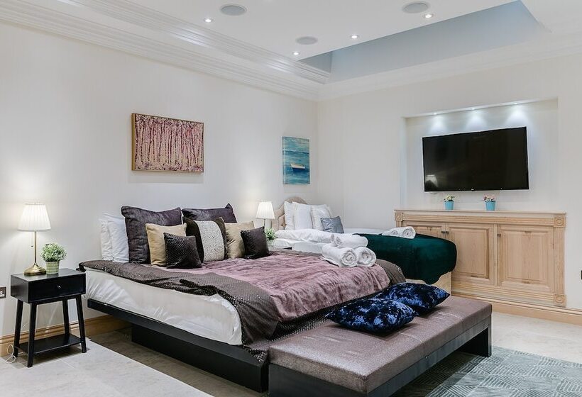 Luxury 5 Bedroom Villa With Parking And Ac