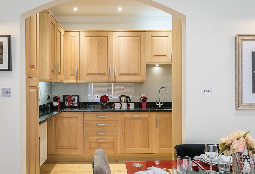 Luxury 5 Bedroom Villa With Parking And Ac