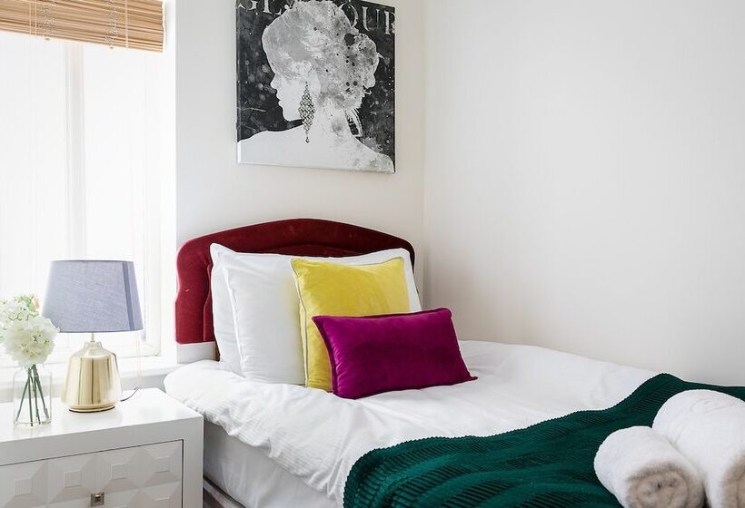 Luxury 5 Bedroom Villa With Parking And Ac