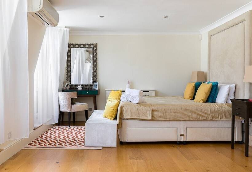 Luxury 5 Bedroom Villa With Parking And Ac