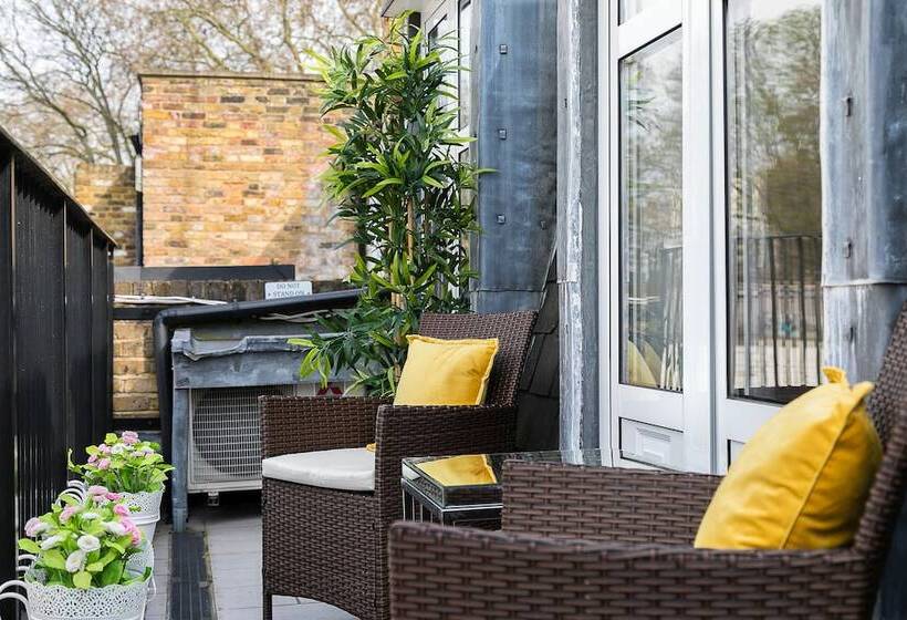 Luxury 5 Bedroom Villa With Parking And Ac