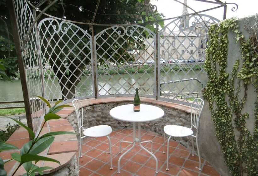 פנסיון Limoux Riverside Gardens