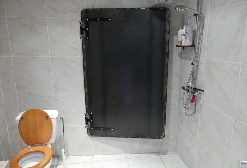 פנסיון Limoux Riverside Gardens