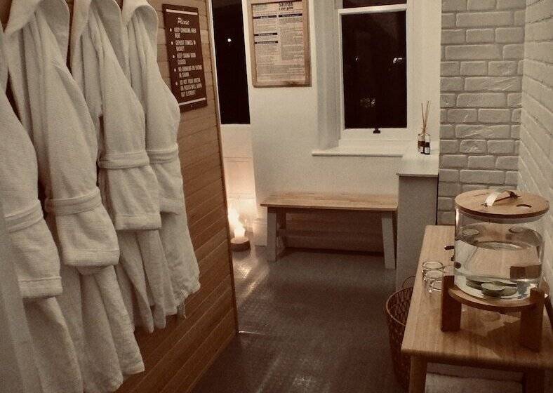 פנסיון The Devonian