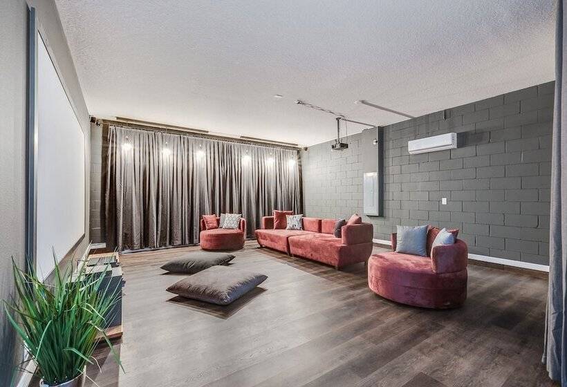 Phenomenal 8b 1810s Villa With Pool, Spa & Movie Theater