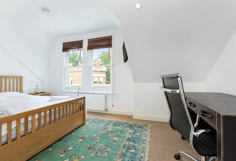 Traditional Chelsea Maisonette With 2 Bedrooms And Wonderful Views Of The River