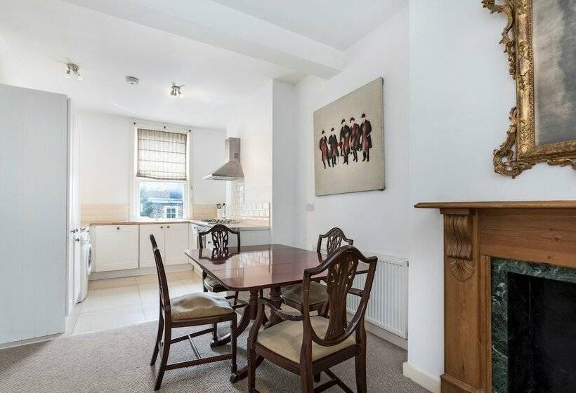 Traditional Chelsea Maisonette With 2 Bedrooms And Wonderful Views Of The River