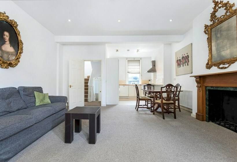 Traditional Chelsea Maisonette With 2 Bedrooms And Wonderful Views Of The River