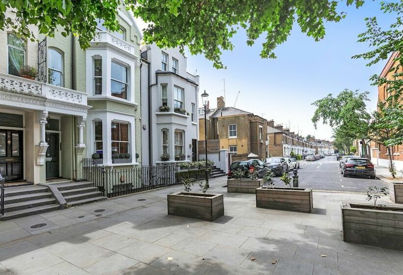 Traditional Chelsea Maisonette With 2 Bedrooms And Wonderful Views Of The River