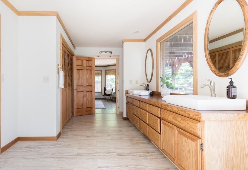 Wildwood By Avantstay | Cabin W/ 3 Decks, Ping Pong, Fire Pits, & Outdoor Grill