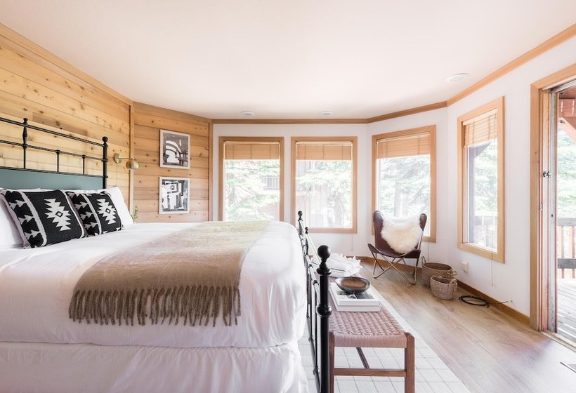 Wildwood By Avantstay | Cabin W/ 3 Decks, Ping Pong, Fire Pits, & Outdoor Grill