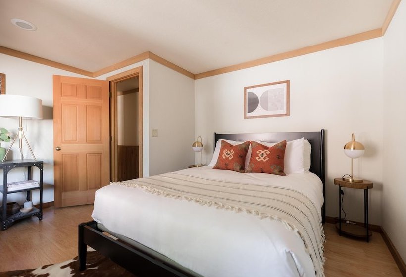 Wildwood By Avantstay | Cabin W/ 3 Decks, Ping Pong, Fire Pits, & Outdoor Grill