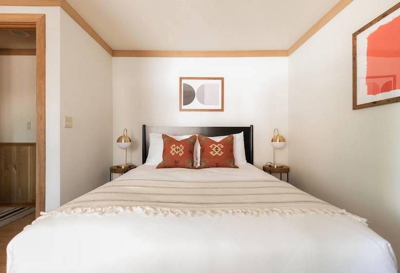 Wildwood By Avantstay | Cabin W/ 3 Decks, Ping Pong, Fire Pits, & Outdoor Grill