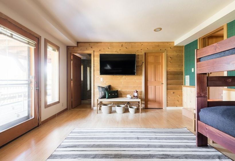 Wildwood By Avantstay | Cabin W/ 3 Decks, Ping Pong, Fire Pits, & Outdoor Grill