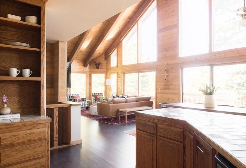 Wildwood By Avantstay | Cabin W/ 3 Decks, Ping Pong, Fire Pits, & Outdoor Grill