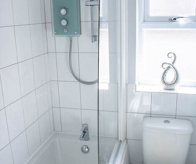 צימר Central Stamford Townhouse