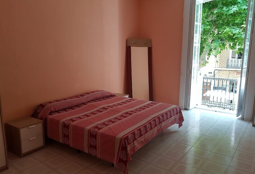 Hostal Marqués Del Campo   Hostel