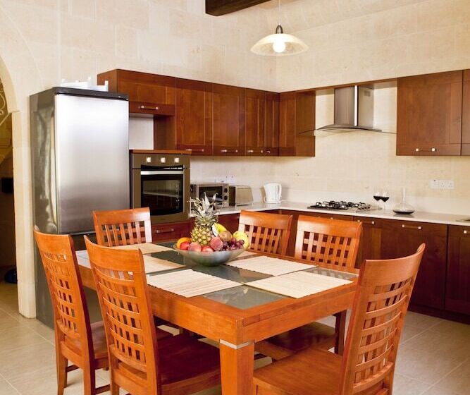 هتل روستایی Serkuzan