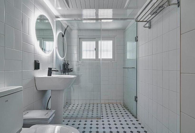 Pensione Butler:lee Railparkcaters To Women