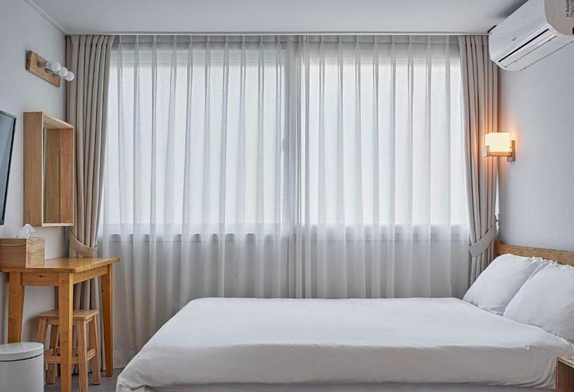 Pensione Butler:lee Railparkcaters To Women